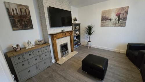 Ecclesfield Casa | Ecclesfield Cottage - Two Bedrooms in Sheffield near Peak District with fast Wi-Fi, off-street parking and garden