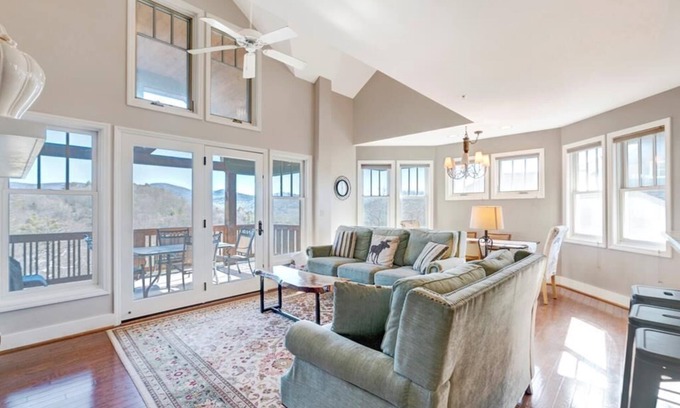 Foscoe Condominio | Echota Wintergreens 1732- Mountain Condo, Top Floor, Gated Resort, Indoor/Outdoor Pools and Hot T...