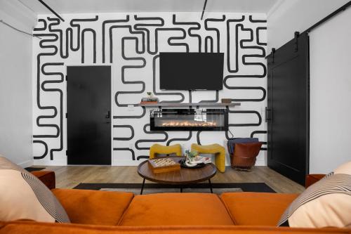 Traverse City Apartamento | Eclectic Condo with Hot Tubs and E-Bikes