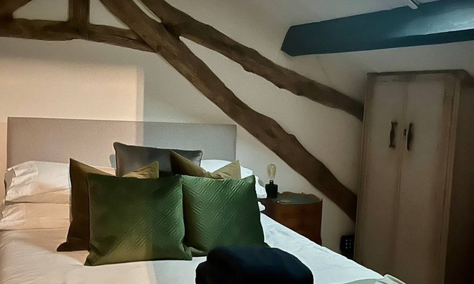 Floressas Casa | Eclectic couples escape in the country with hot tub, vineyards. Pet Friendly!