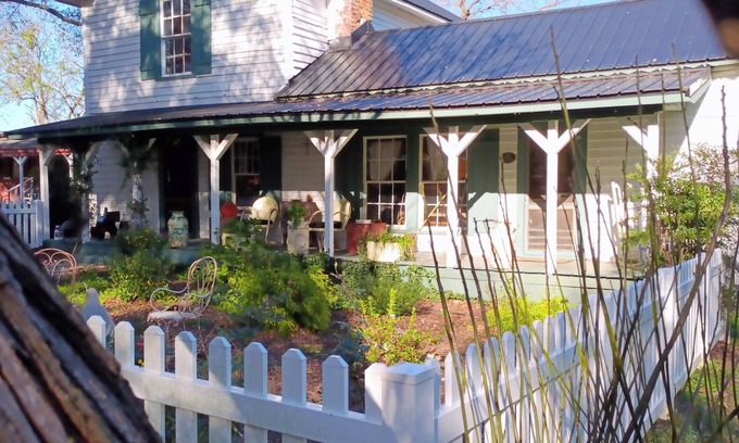 Vale Otro | Eclectic Edition 2 bedroom Historic Farmhouse circa 1885 No Ghosts Serene Vale