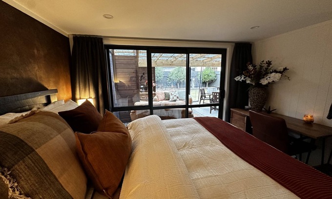 Palmerston North Apartamento | Eclectic Escape - Romantic Outdoor Bath