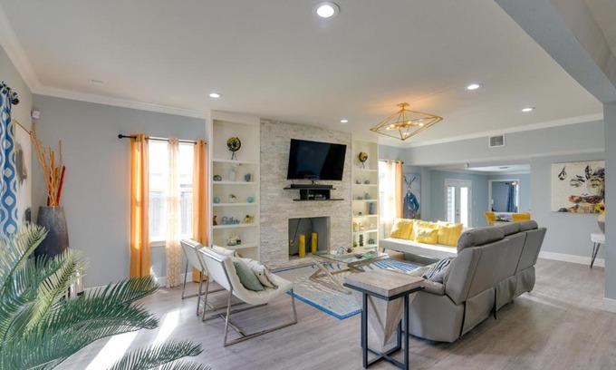 Riverside Terrace Casa | Eclectic Houston Home with Pool Table, 5 Mi to Dtwn