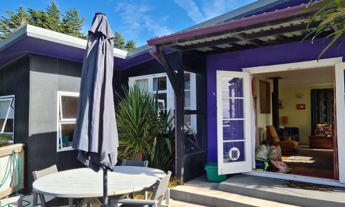 Waitarere Beach Cabaña | Eclectic real kiwiana bach