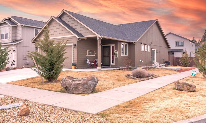 Old Farm District Casa | Eclectic SE Bend home ~ Close to Shopping ~ Close to Old Mill