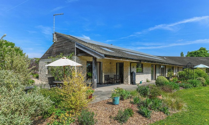 Newark upon Trent Casa | Eco 2-Bed Bungalow with Biodiverse Garden & Solar