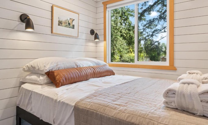 Camas Casa | Eco Friendly Tiny Container Home Retreat
