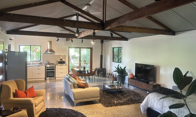 Booroobin Cabina | Eco-luxe studio and amazing Glasshouse Mountains views.