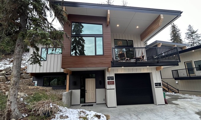 Rossland Casa | Eco-Luxury Mountain House & Suite - 2 mins to Red Mountain