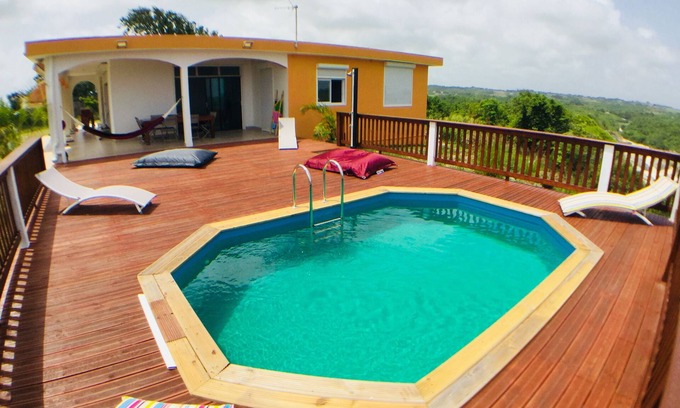 Grand-Bourg Villa | Villa ecológica clasificada 3 estrellas con vista al mar y piscina privada.