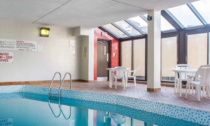 Niagara Falls Hotel | Econo Lodge By The Falls