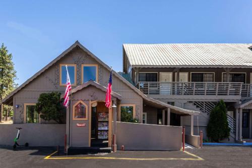 South Lake Tahoe Hotel | Econo Lodge Inn & Suites Heavenly Village Area