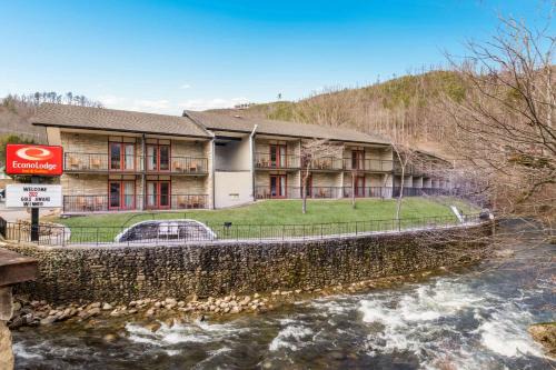 Gatlinburg Hotel | Econo Lodge Inn & Suites on the River