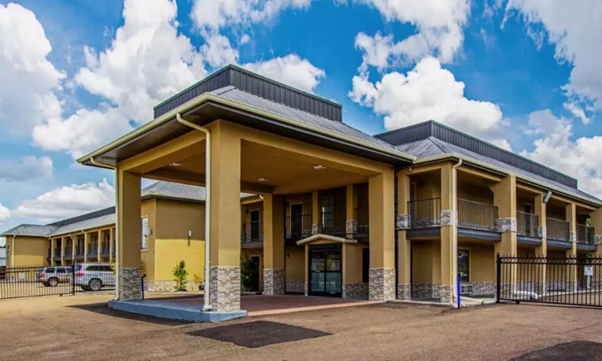 Greater Belhaven Hotel | Econo Lodge Inn & Suites