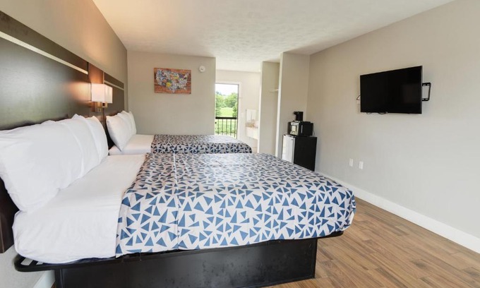 Sevierville Cabina | Econo Lodge Sevierville-Pigeon Forge on the River
