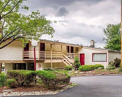 Chinchilla Hotel | Econo Lodge Summit - Scranton