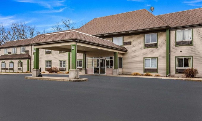 Whitehall Cabina | Econo Lodge Whitehall near Michigan's Adventure