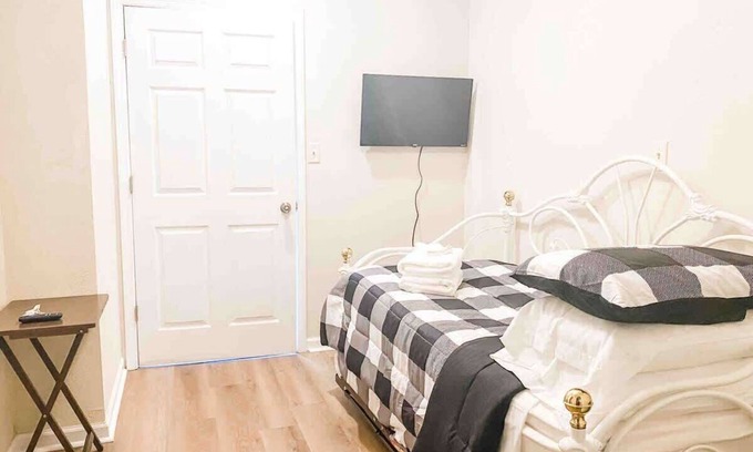 Griffin Heights Casa | Economic Private Bedroom - Trundle Bed