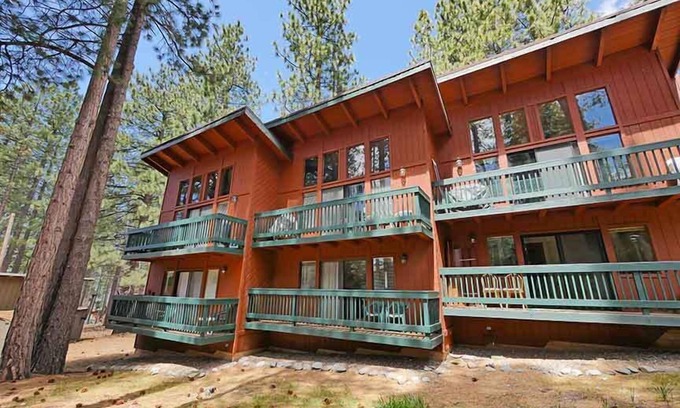 Tahoe Keys Condominio | Condominio económico para esquiadores - ¡A solo pasos de Heavenly Ski Resort! Bañera de hidromasaje comunitaria - 19CS ~