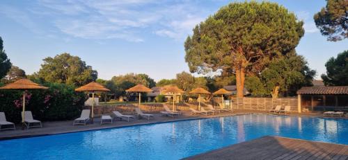 Lecci Apartamento | Eden Cala Rossa appartement 3 chambres et grande terrasse dans résidence hotelière Fiori di Cala Rossa à Lecci