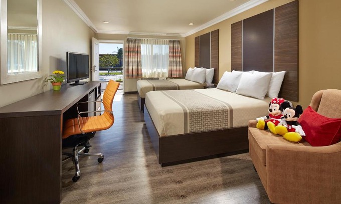 Anaheim Resort Hotel | Eden Roc Inn & Suites near the Maingate