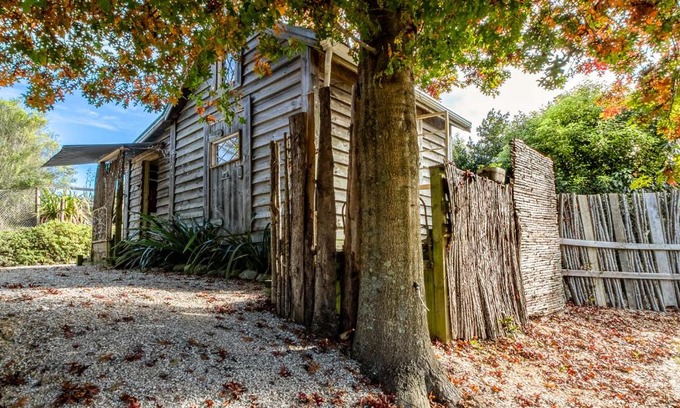 Upper Moutere Casa | Eden's Rustic Retreat - Upper Moutere Holiday Cabin