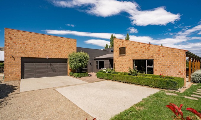 Lowburn Casa | Edgewater Escape - Cromwell Holiday Home