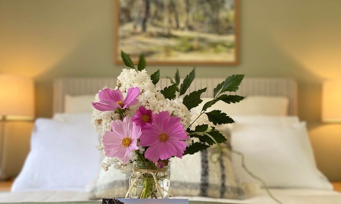 Yeoval Cabina | Edgewater Lodge, idyllic country retreat amidst nature setting with water views.