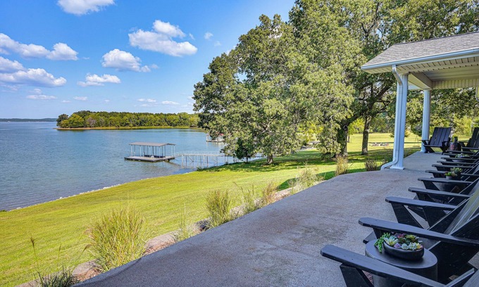 Benton Casa | 'Edgewater on Kentucky Lake' w/ Hot Tub & Games
