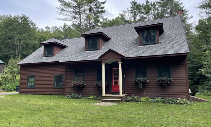 Milford Casa | Edgewood, Beautiful custom built 5 bdrm home w/ fire pit, game room, scenic pond