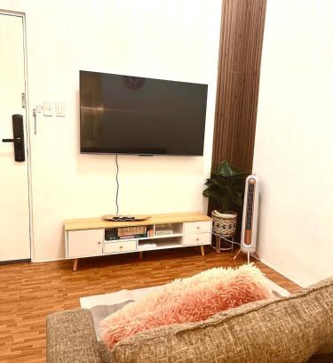Malamig Apartamento | EDSA Cozy 3BR near MRT w Netflix and Karaoke Fun