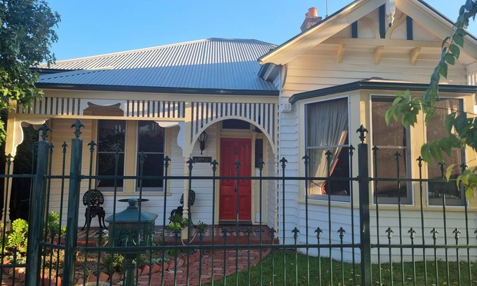 Geelong Casa | Edwardian home close to GMHBA and centre of Geelong