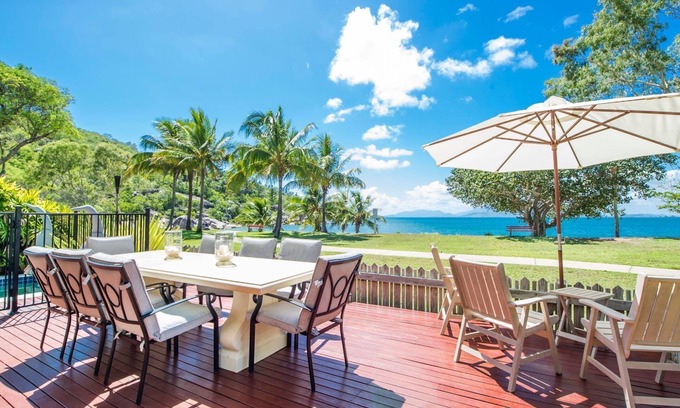 Picnic Bay Casa | EEAST on the beachfront of Picnic Bay