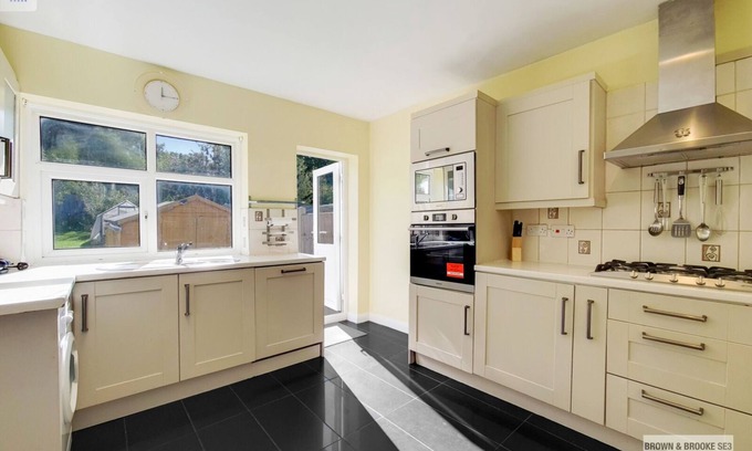 Kidbrooke with Hornfair Casa | EEJ Charming London 5 Bed Home - Greenwich