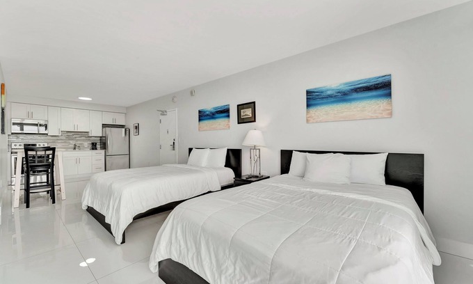 Bermuda Riviera Apartamento | Efficiency with City Views