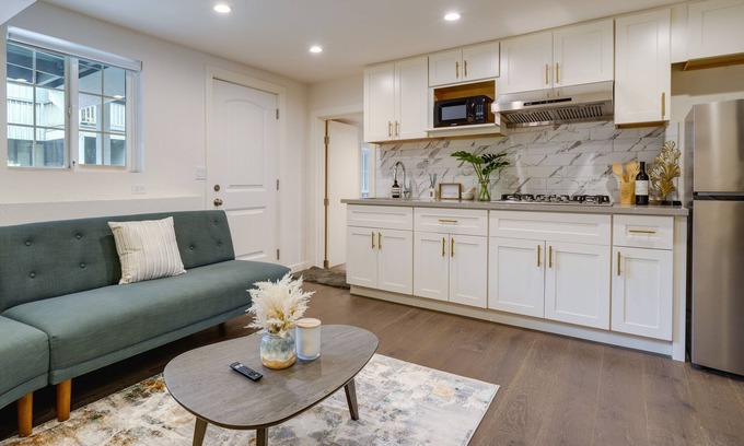 Edgemar - Pacific Manor Apartamento | Efficiently Equipped Pacifica Apt - 1 Mi to Beach!