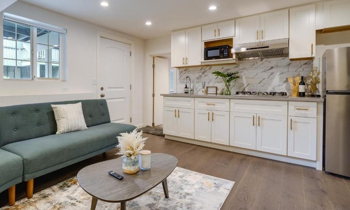 Edgemar - Pacific Manor Apartamento | Efficiently Equipped Pacifica Apt - 1 Mi to Beach!