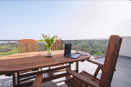 Xaghra Apartamento | Egħżien Suite A2 Access to Tranquil Shared Pool