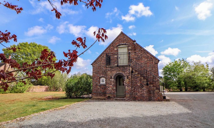 Wrinehill Cabaña | EGERTON COTTAGE, pet friendly, character holiday cottage in Betley