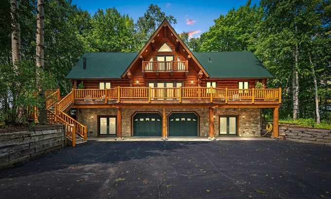 Egg Harbor Cabina | Egg Harbor Log Cabin w Outside Bar and Patio!
