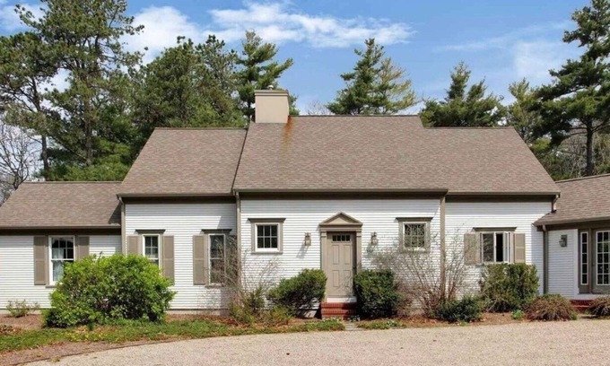Cotuit Casa | Egyptian linens & Luxury amenities by Hermès, Lanvin & Molton Brown collections.