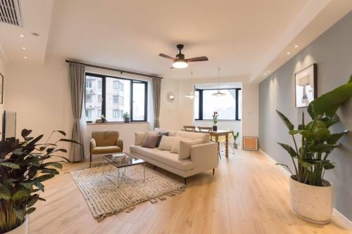 Huangpu Apartamento | EHUB - Enjoy Shanghai Tower View with Floating Bed, near Yuyuan Garden and the Bund