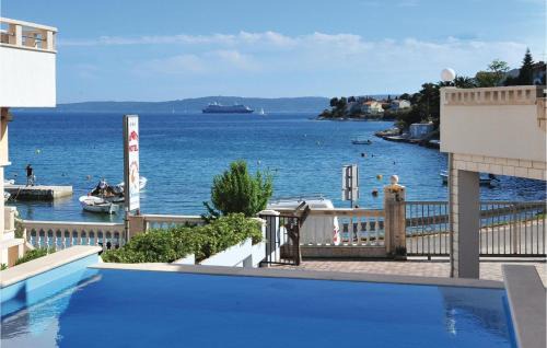Businci Casa | Eight-Bedroom Holiday Home Okrug Gornji With Sea View 05