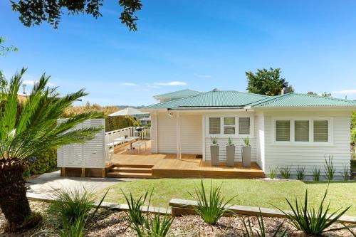Oneroa Casa | Eight on Church - near Mudbrick & Cable Bay