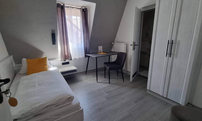 Radolfzell am Bodensee Apartamento | Habitación individual con 12 m 2, ducha y aseo y conexión Wi-Fi gratuita.