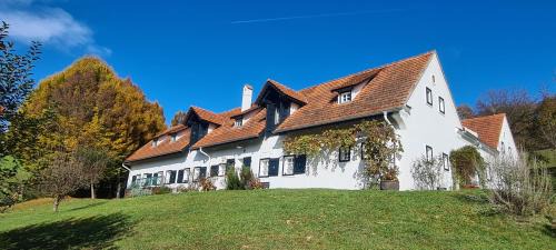 Loipersdorf bei Fuerstenfeld Apartamento | Einzigartiger Vierkanthof