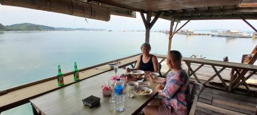 Jerowaru Casa | Ekas beach floating Homestay and resraurant