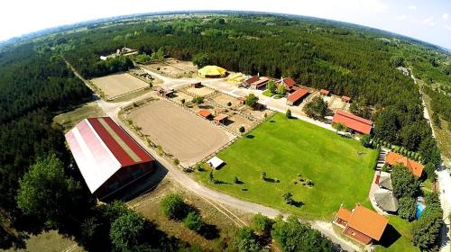 Izsak Complejo | El Bronco Western Ranch