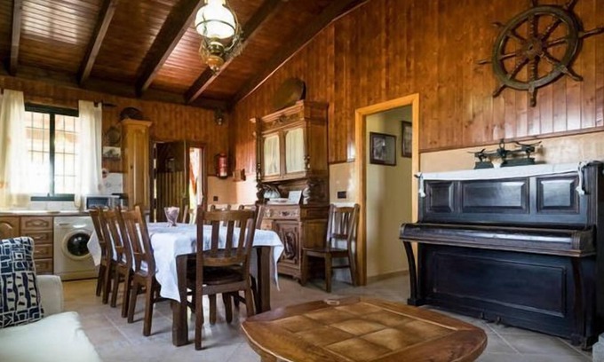 Antequera Cabaña | Alojamiento rural para 9 personas con piscina, barbacoa y parque infantil