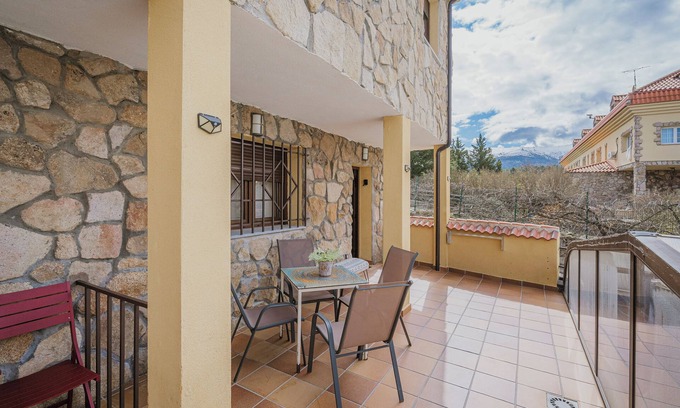 Villanueva de Avila Casa | El Encanto del Alberche, 'Casa 6' con vistas a la montaña, piscina compartida y Wi-Fi